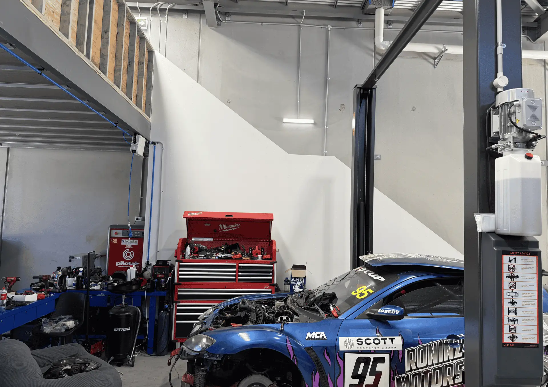 Vehicle hoist in the workshop